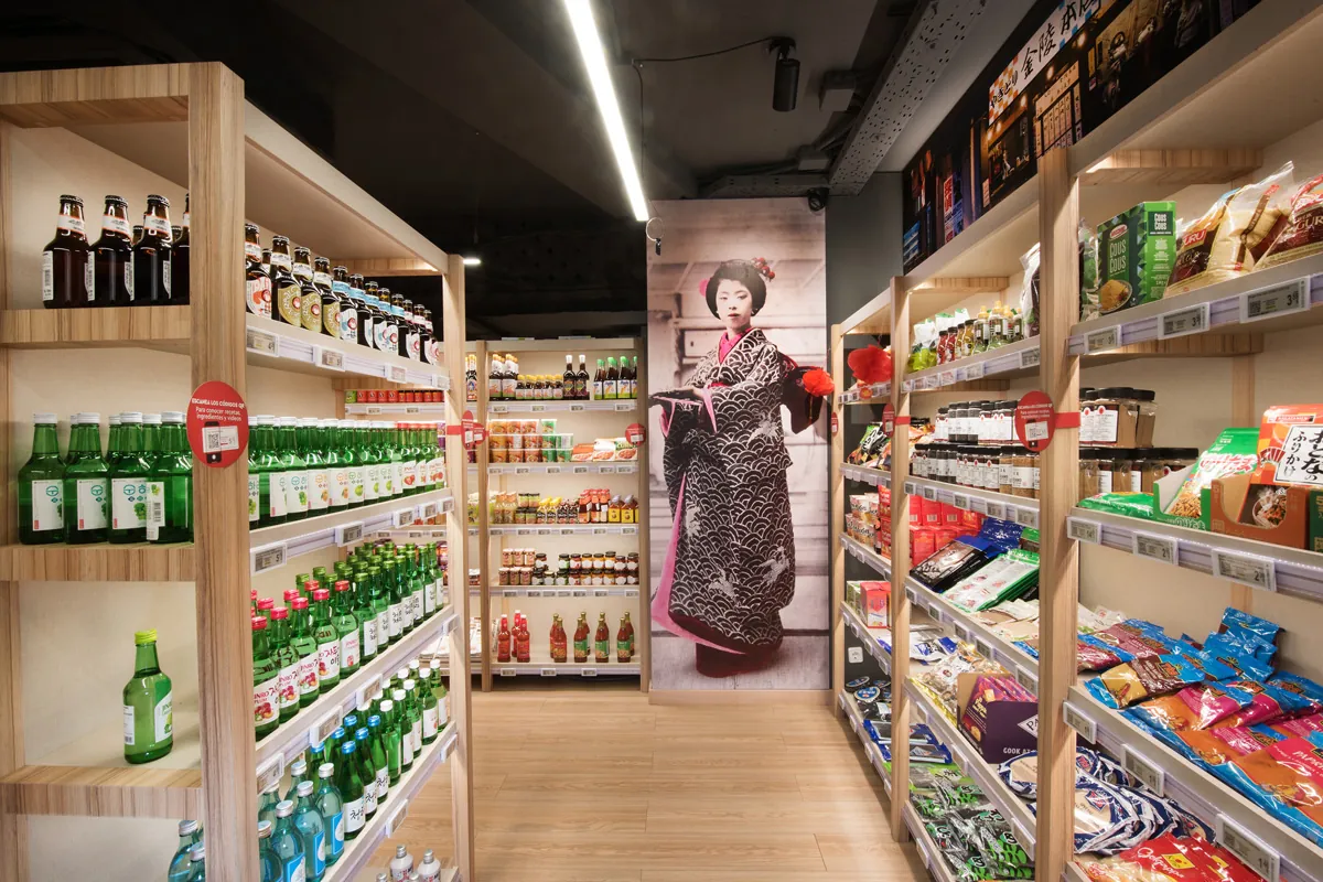 Interior del supermercado asiático Asian Origins en Barcelona