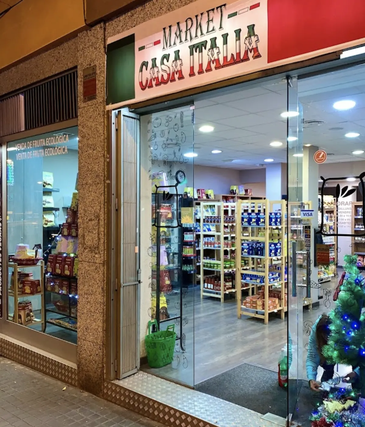 Fachada de Market Casa Italia en Barcelona con su letrero